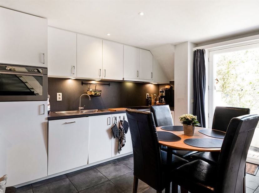 Duplexappartement met 1 slaapkamer in het centrum van Essen <br />
Winkels, scholen en openbaar vervoer op wandelafstand <br />
Richtprijs: 199.000 eu