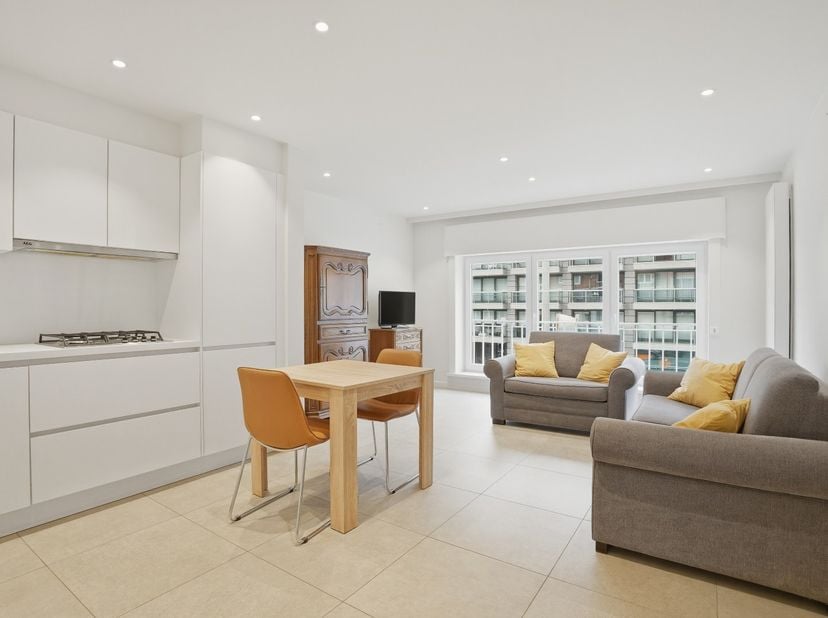 Instapklaar 2-slaapkamerappartement (59m²) in Nieuwpoort-Bad.<br />
Het appartement werd gerenoveerd in 2021-2022 en beschikt over een lichtrijke leef