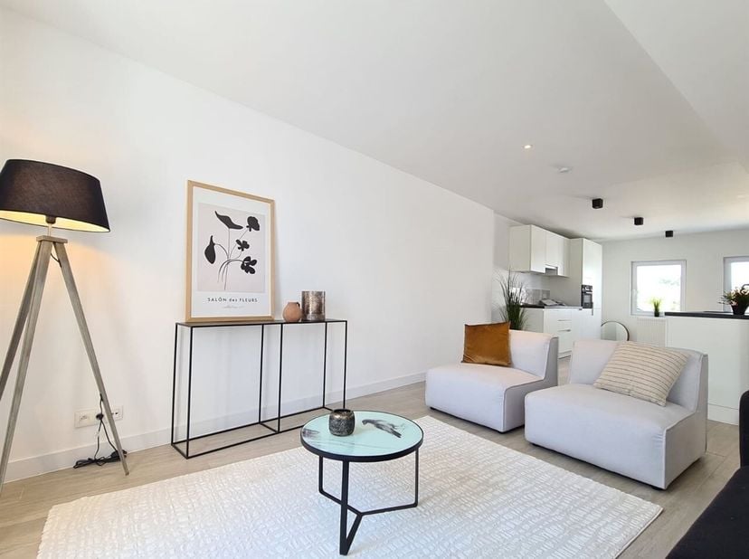 Te koop: ruim duplexappartement met 3 slaapkamers en 2 badkamers in Frasnes<br />
Op de Markt van Frasnes bevindt zich dit ruime duplexappartement, wa