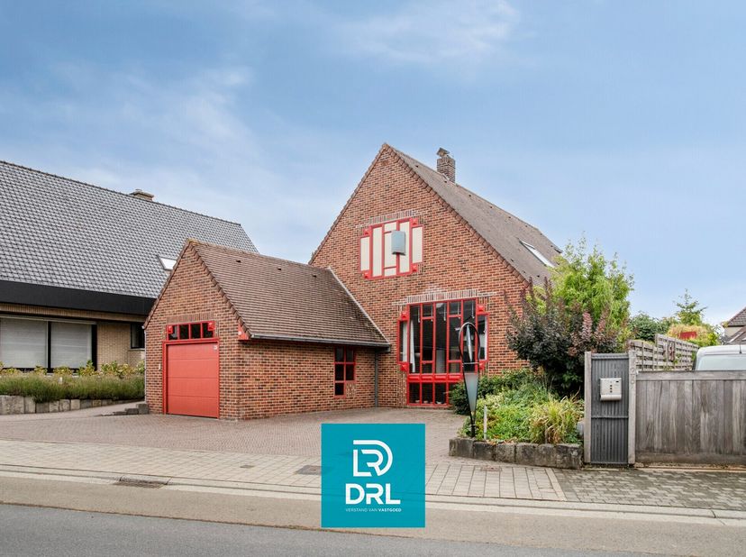 Op zoek naar een ruime woning met veel licht, een prachtige tuin én plaats voor een praktijk of hobby? Deze ruime villa ligt in een rustige maar toch