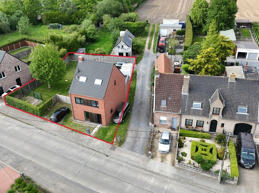Deze volledig gerenoveerde woning combineert hedendaags wooncomfort met een warme, gezellige uitstraling.<br />
Dankzij de uitstekende energiescore (E