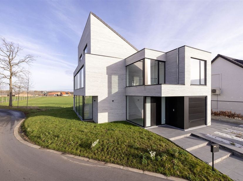 Energiezuinige woning met 6 slaapkamers, 2 badkamers en een prachtig zicht op het achterliggende weiland! Centraal gelegen op de verbindingsas tussen
