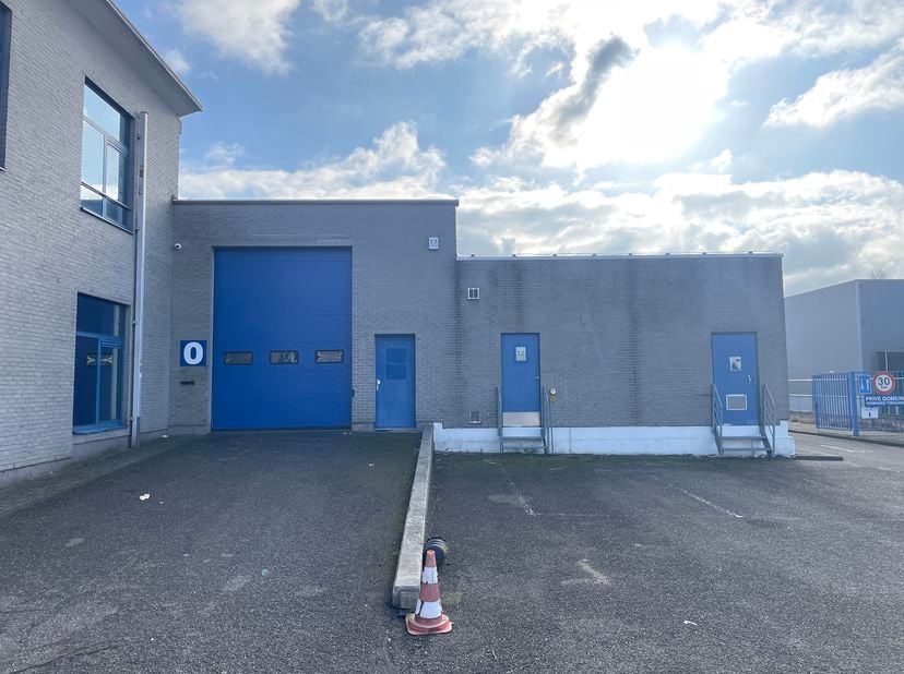 Ontdek dit uitstekend gelegen magazijn van ca. 1.318 m² in Aartselaar, perfect gesitueerd op de verbindingsweg tussen de E19 en A12, met uitstekende z