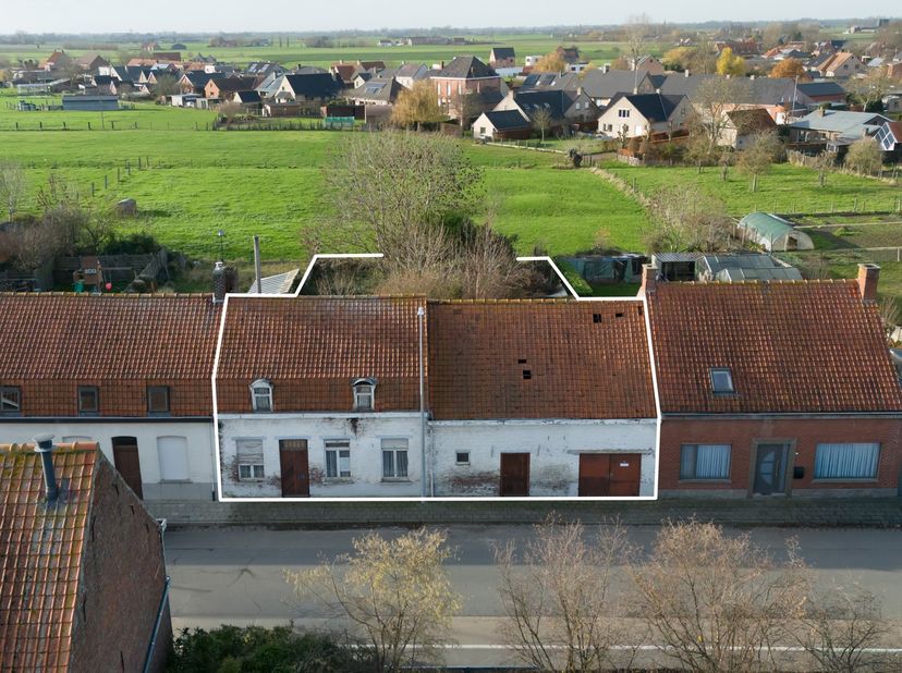 KROMBEKE: Afbraakpand op 730m² grondoppervlakte met goedgekeurde verkaveling voor 3 bouwloten, georiënteerd naar de avondzon.<br />
Op ca 7 km van het
