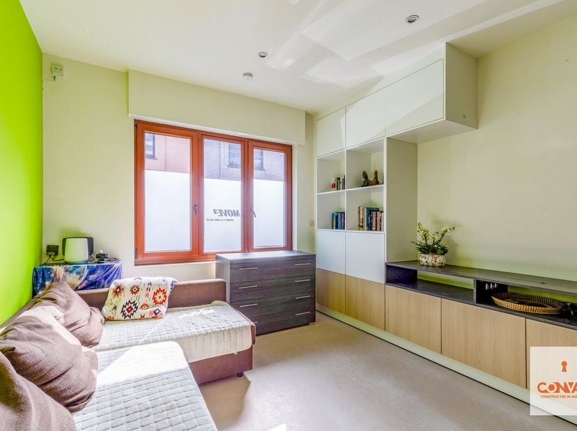 De ruime woning bevindt zich in een aangename en rustige straat, op korte afstand van het bruisende centrum van Gent. Binnen handbereik vind u vlotte