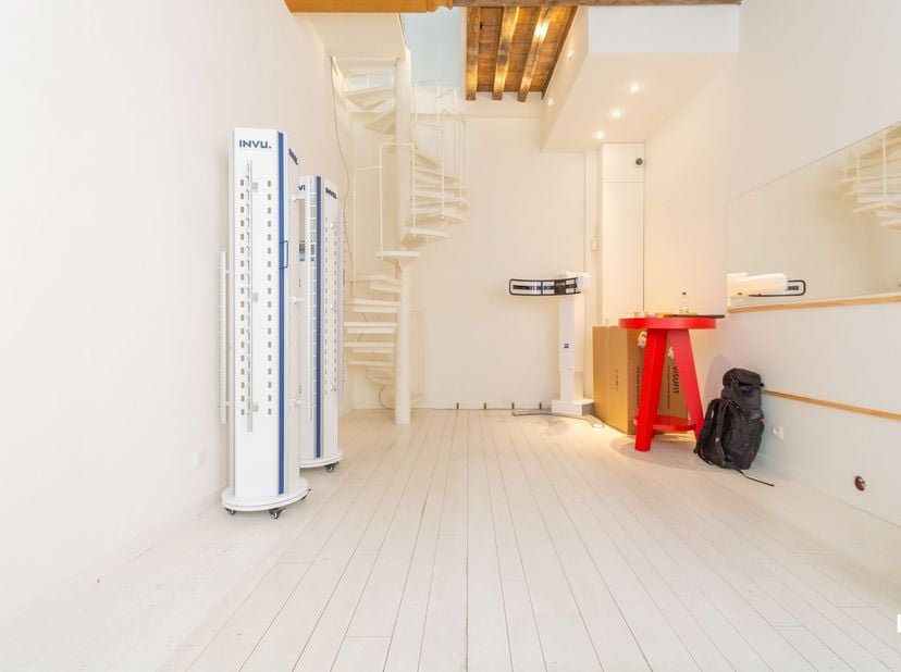 Dit uniek handelspand met drie verdiepen is gelegen op een commerciële toplocatie en beschikt over een bruikbare vloeroppervlakte van ca. 82 m². De st