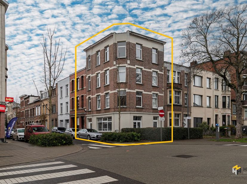 Van Lissumstraat 50 – 2100 Deurne<br />
<br />
Opbrengsteigendom met 4 appartementen (totale bewoonbare opp. ca. 207 m²)<br />
niet vergund op plan