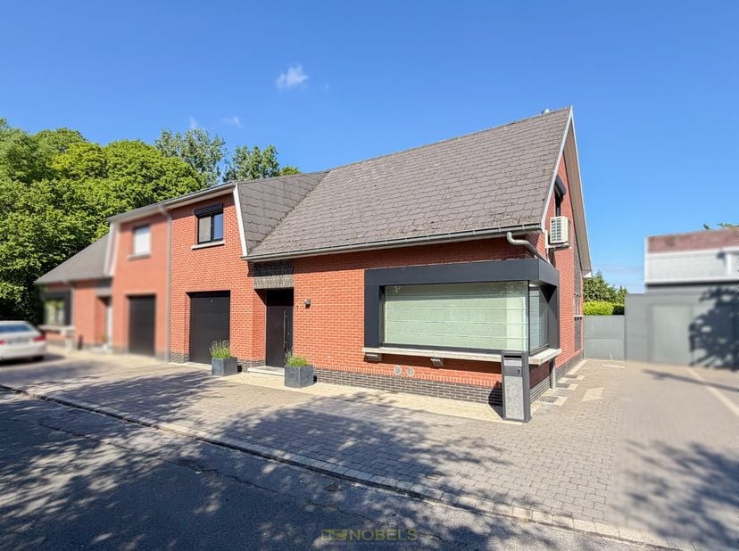 <br />
<br />
GEZELLIGE EN GOED ONDERHOUDEN HALFOPEN BEBOUWING, gelegen in een RUSTIGE DOODLOPENDE STRAAT te Zottegem. Deze woning combineert een INST
