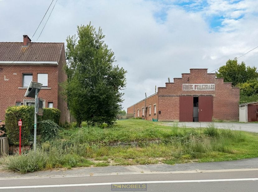TERRAIN À BÂTIR ORIENTÉ SUD-OUEST avec une vue imprenable&amp;nbsp; d’Ellezelles.<br />
Ce superbe terrain de 722 m², idéalement situé à la lisière du pit