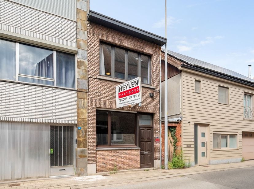 Instapklare 2 slpk. woning met koer <br />
Ligging: Deze woning bevindt zich midden in het centrum, op wandelafstand van winkels, scholen, horeca, op
