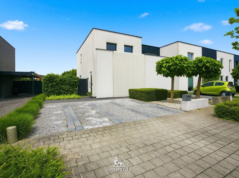 Cette maison semi-mitoyenne récente est à vendre dans un quartier résidentiel calme de Deerlijk. Dès l'entrée, les finitions de haute qualité sautent
