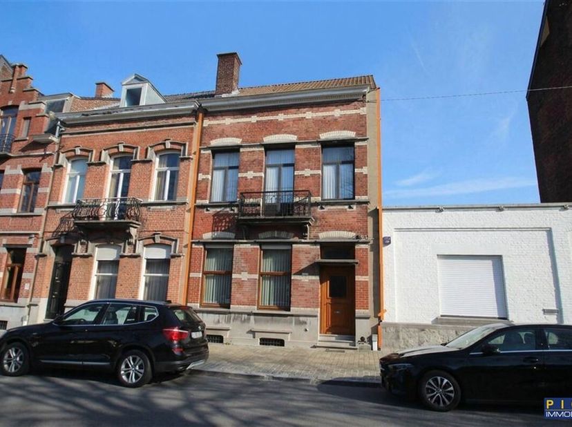 Généreuse maison 4 chambres (possibilité ch. supplémentaires), située dans un environnement verdoyant, accès rapide à toutes les commodités, beau hall