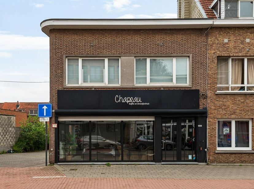 Het pand bestaat uit twee afzonderlijke delen.<br />
Het handelsgelijkvloers diende als bakkerij, gecombineerd met een broodjeszaak. Bij binnenkomst w