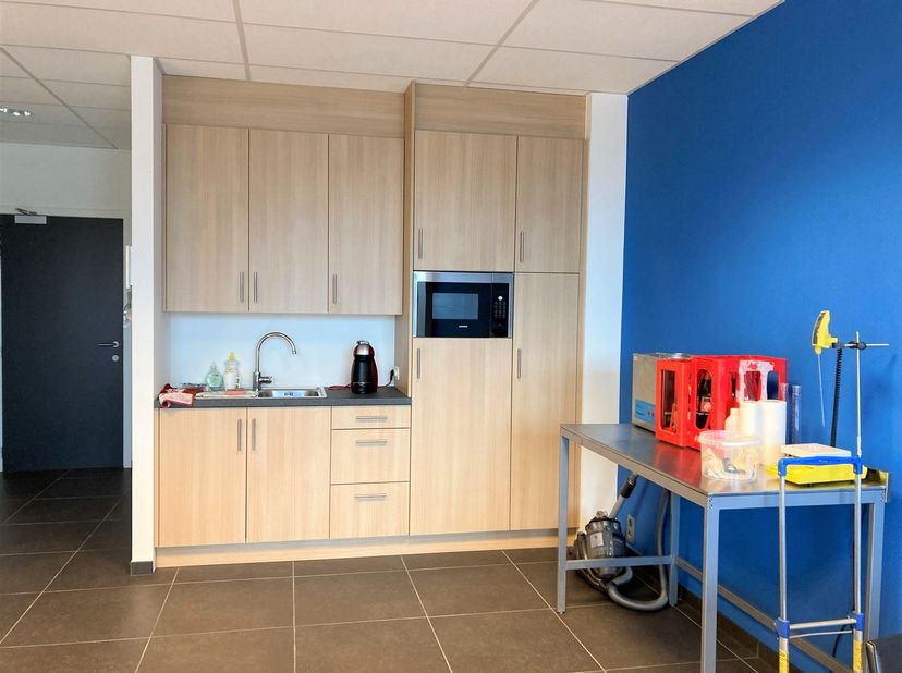 Kantoorruimte gelegen te Massenhoven, kortbij de op- en afrit massenhoven E343.<br />
<br />
Deze kantoorruimte (48m²) wordt gemeubeld aangeboden en