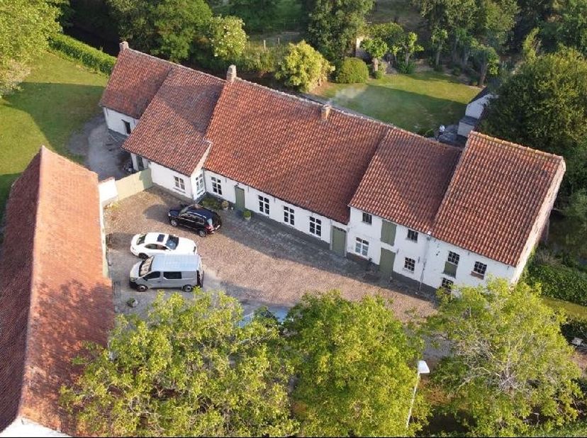 Unieke historische molensite aan de Maarkebeek, vlak bij de N60, met een uitzonderlijk karakter en tal van mogelijkheden.De Nonnenmolen, in 1296 aange