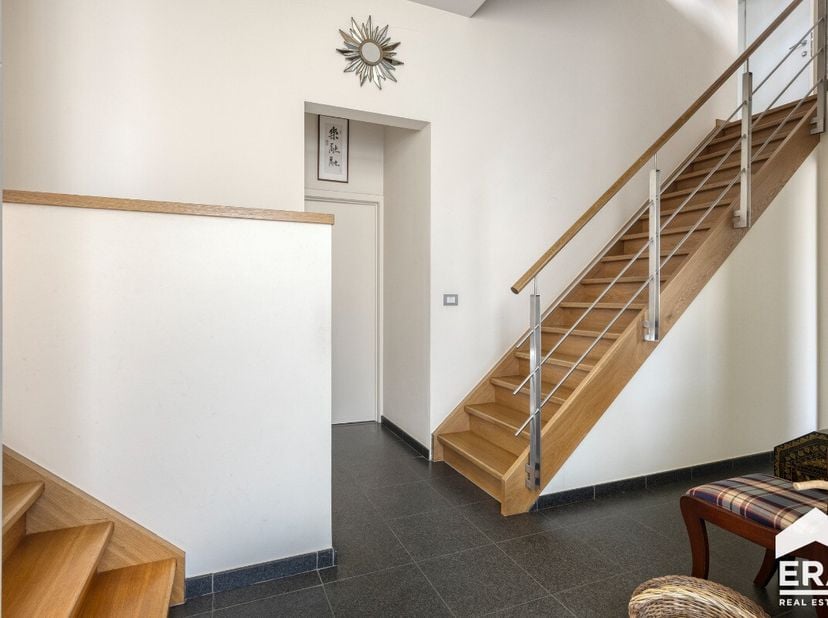 Unieke woning te koop in centrum Neerpelt. Vanuit de woning zijn winkels, supermarkten, scholen, openbaar vervoer, eet- &amp; drankgelegenheden perfect te