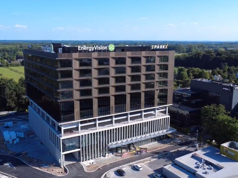 450m² nieuwbouw kantoren (uitbreidbaar tot 2196m² per verdieping) <br />
Ligging: aan drukke verkeersader en belangrijke toegangsweg naar Gent tegenov