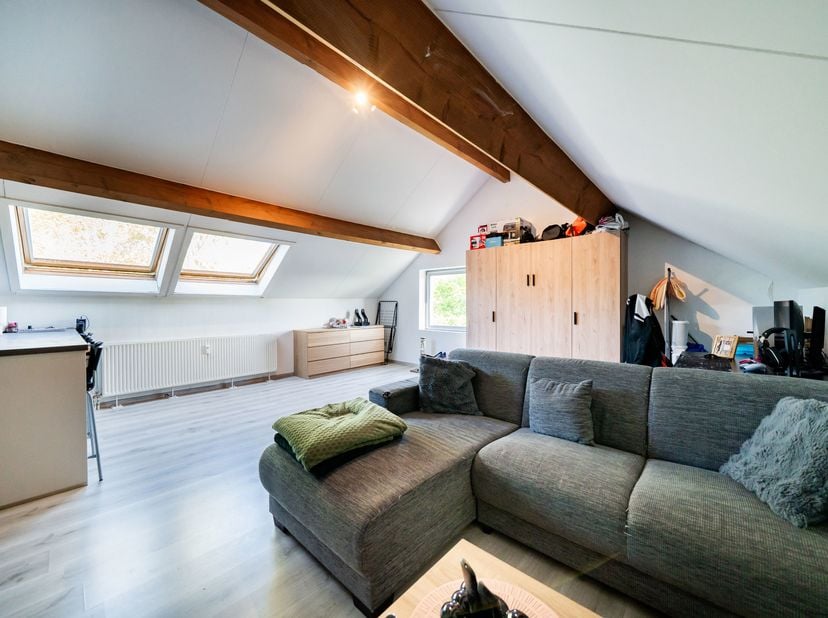 Appartement style loft en bon état situé en Basse Meuse, dans un immeuble possédant un cachet indéniable (ancien couvent).<br />
L'appartement se situ