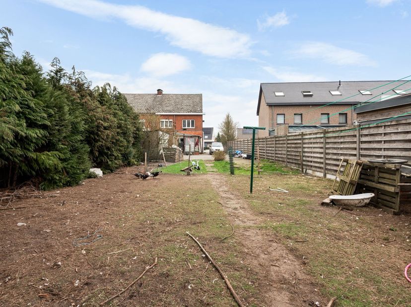 Ligging:<br />
De woning is gunstig gelegen aan een vlot bereikbare verbindingsweg tussen Retie en Mol. Dankzij deze ligging bevinden winkels, schole