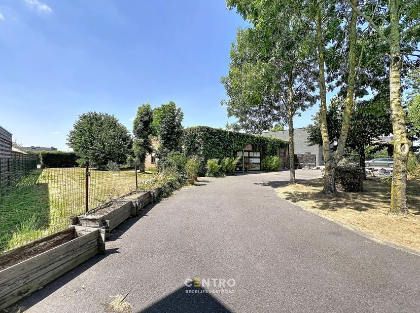 Benaderende OPPERVLAKTEN:<br />
Constructie - bewoonbare oppervlakten<br />
Volgens EPC-attest: 284m²<br />
<br />
Grondoppervlakte<br />
Totale grond