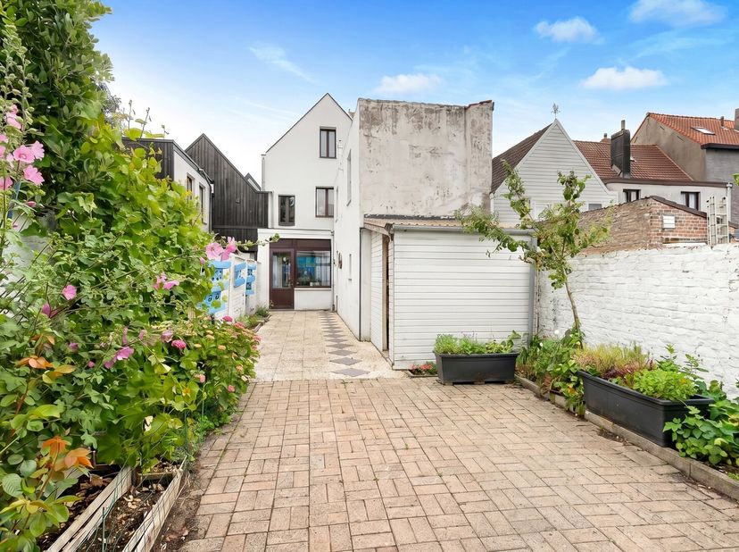Deze karaktervolle woning is gunstig gelegen langs de Albertlaan, in het hart van Knokke. Dankzij de mooie, diepe tuin met veel privacy, een gevelbree