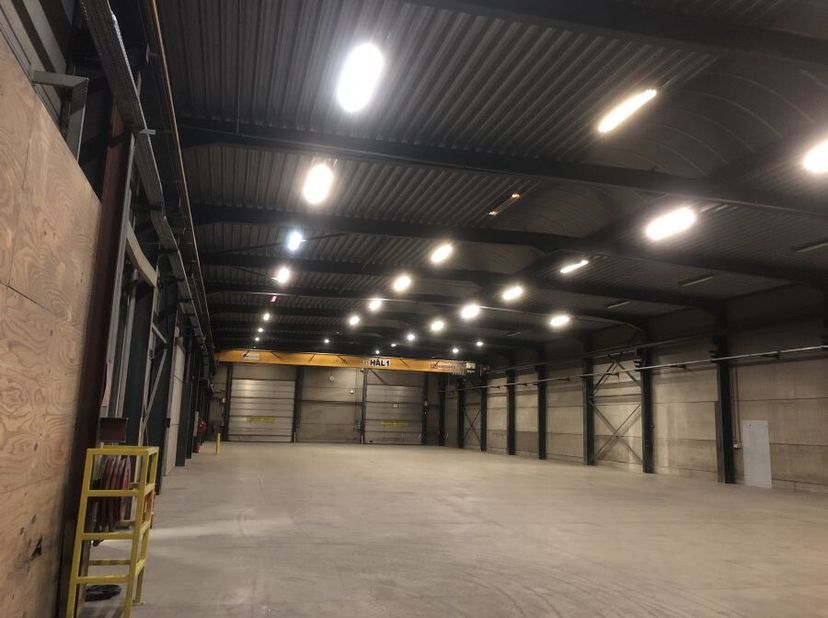 Dit magazijn in Heist-Op-Den-Berg maakt het mogelijk om jouw opslag- of werkplaatsactiviteiten te vestigen op een volledig omheind terrein met privati