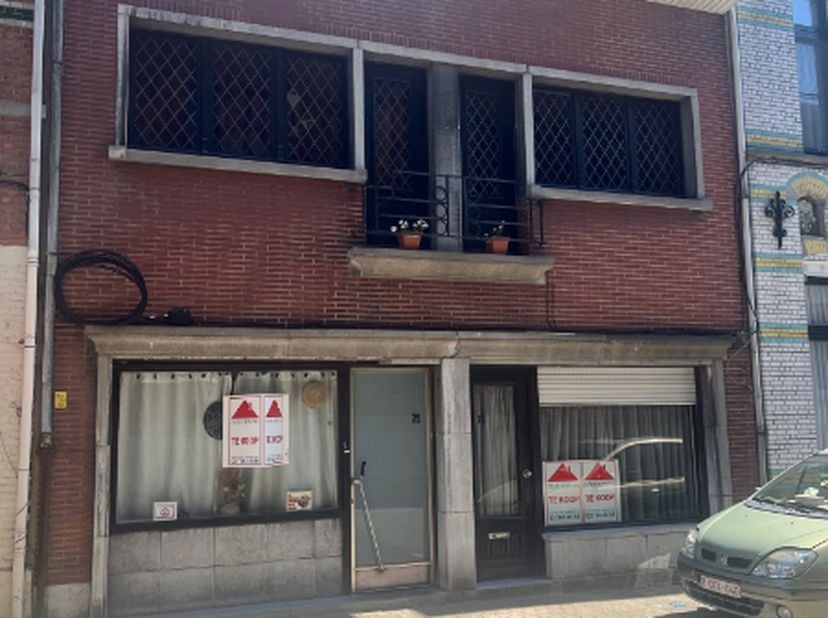 ZEER RUIME TE RENOVEREN&amp;nbsp; EIGENDOMMEN&amp;nbsp; (2 woningen) OP 276 M² VLAKBIJ DE MARKT VAN SINT-NIKLAAS<br />
Geschikt als handelspand / kantoor / tw