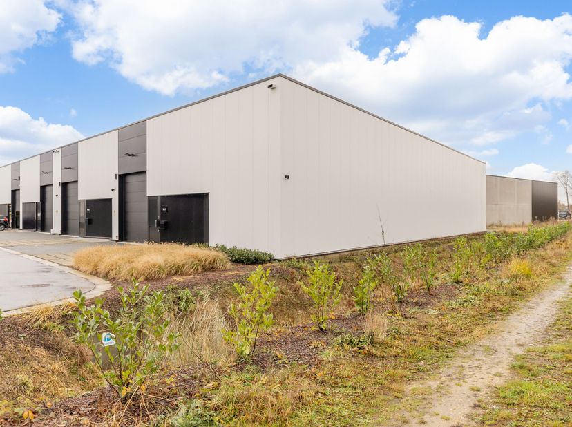 Unité PME récemment construite, très centrale dans le parc d'affaires HEROS, l'ancien site de Concentra le long du Herkenrodesingel à Hasselt. <br />