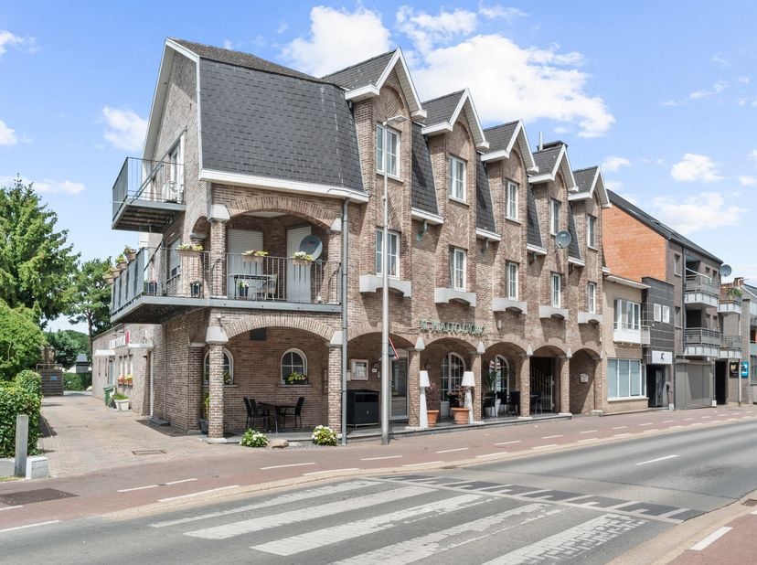 Instapklaar handelspand met gelijkvloers appartement – iconische horecazaak in hartje Maasmechelen<br />
Op zoek naar een unieke opportuniteit in de h