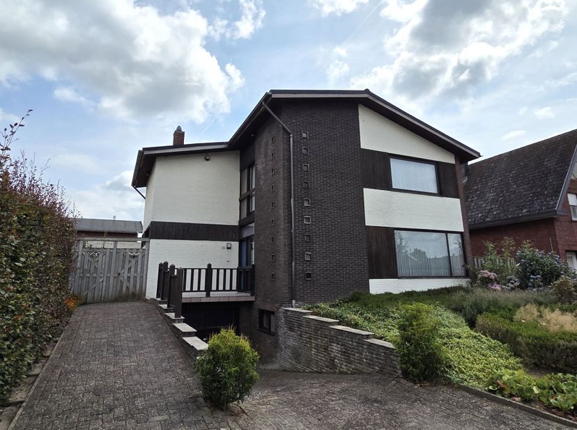 Op zoek naar een instapklare woning op een rustige locatie? Deze uitstekend onderhouden vrijstaande woning bevindt zich in een rustige woonstraat in H