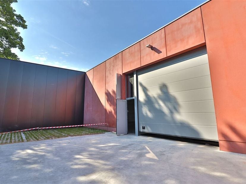 Gelegen op het prachtige project "WALLE" vinden we deze ruime loods met een bruikbare oppervlakte van 794m² <br />
Project "Walle" is een unieke site,