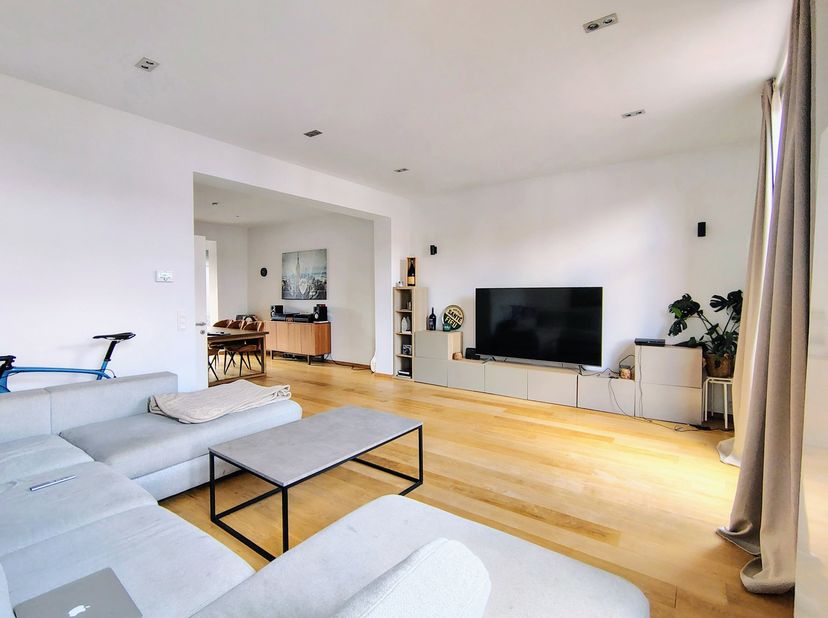 ETTERBEEK - In de wijk La Chasse en vlakbij de Europese instellingen. Prachtig DUPLEX-appartement van ± 153 m² (3 slaapkamers/2 doucheruimtes) met TER