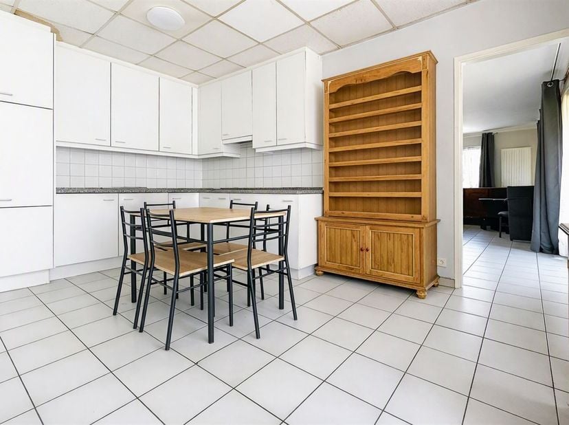 Agréable maison de plain-pied située au rez-de-chaussée d'une résidence calme, à proximité de toutes les commodités. Elle se compose d'un living, d'un