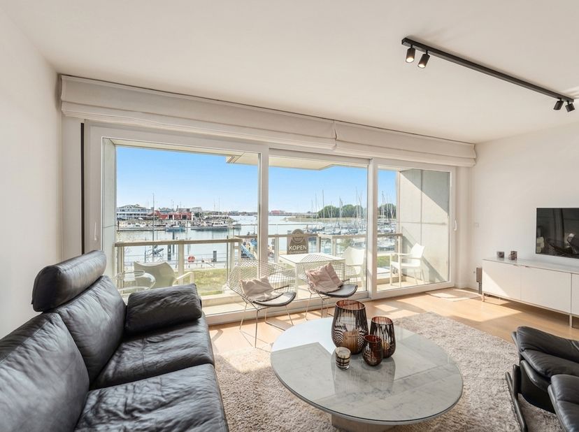 Appartement met zicht op de jachthaven, bestaande uit 2 slaapkamers en een gesloten garagebox in de residentie. Mooi vernieuwd en voorzien van overal