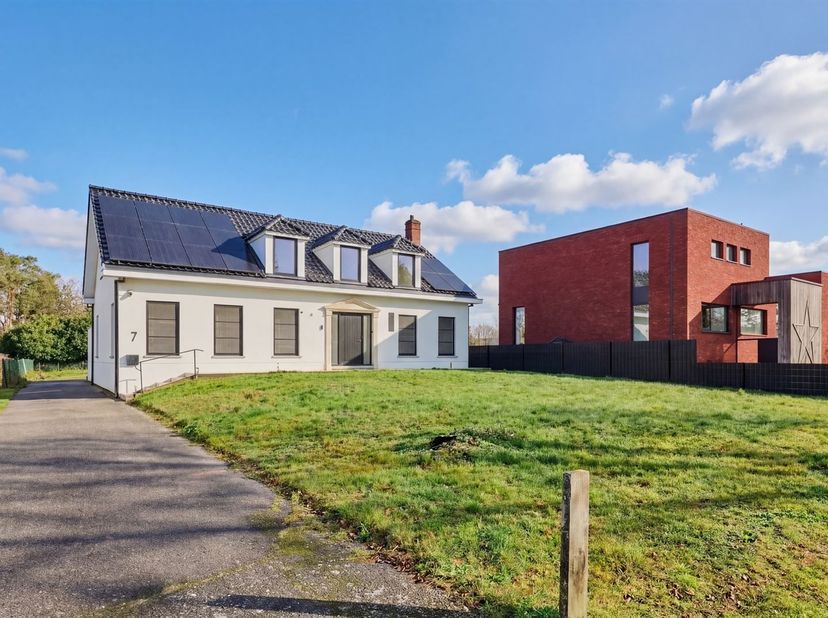 Villa rénovée magnifiquement située près des bois<br />
Cette propriété bénéficie d'un emplacement de choix. La villa a été largement rénovée et offr