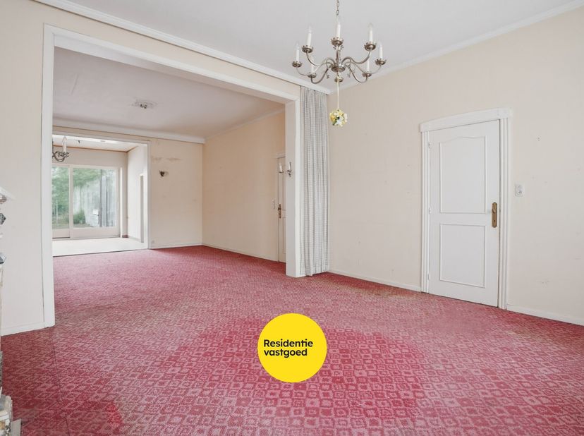 Te renoveren woning met veel op potentieel op topligging. Op een uitstekende locatie langs de Kaaiplaats in Veurne bevindt zich deze ruime woning met