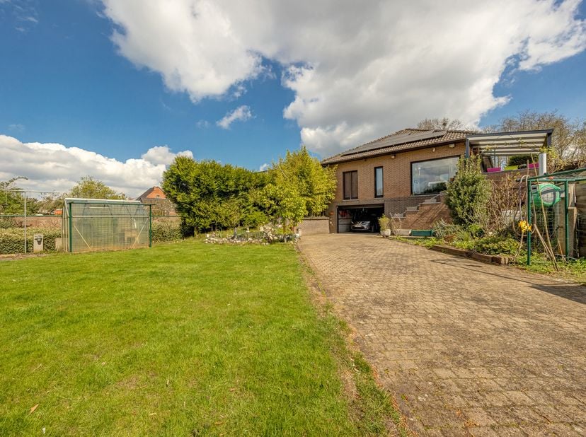 Deze veelzijdige gelijkvloerse woning in Grobbendonk biedt een ideale combinatie van comfortabel wonen en professionele mogelijkheden (praktijk, opsla