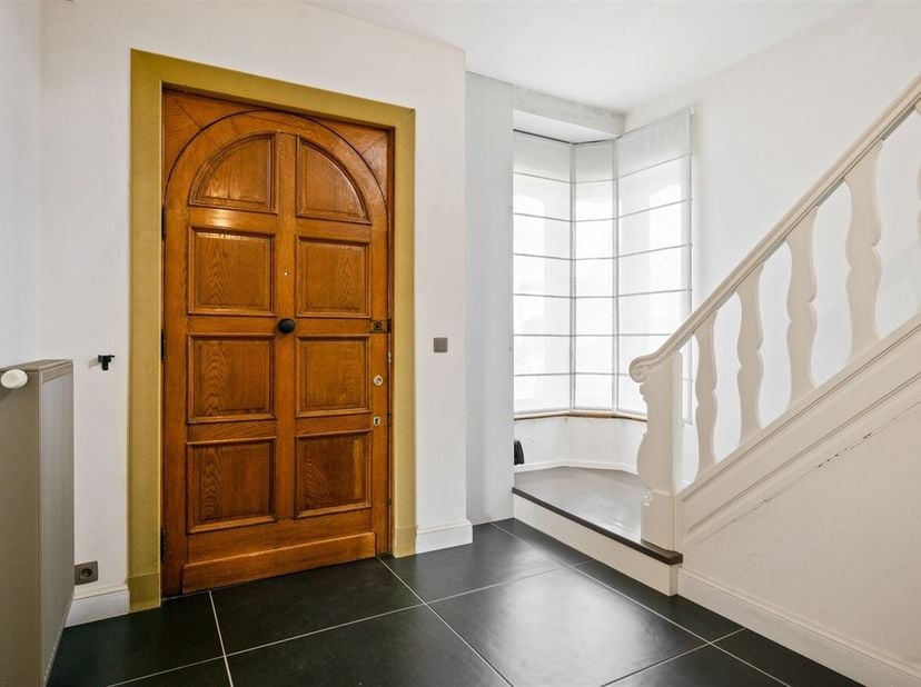 Prachtig gerenoveerde gezinswoning met 4 slaapkamers in Geel<br />
Locatie:<br />
Deze prachtig gerenoveerde woning is rustig gelegen aan de Zammelsew