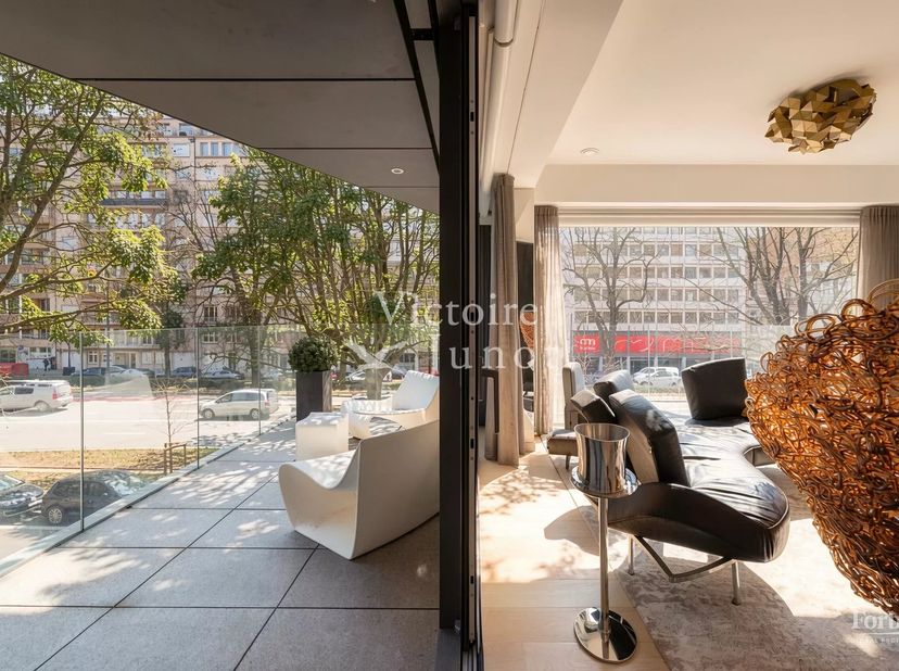 Gelegen op de prestigieuze Louizalaan, in de onmiddellijke nabijheid van het Ter Kamerenbos, bevindt dit elegante appartement zich op de tweede verdie