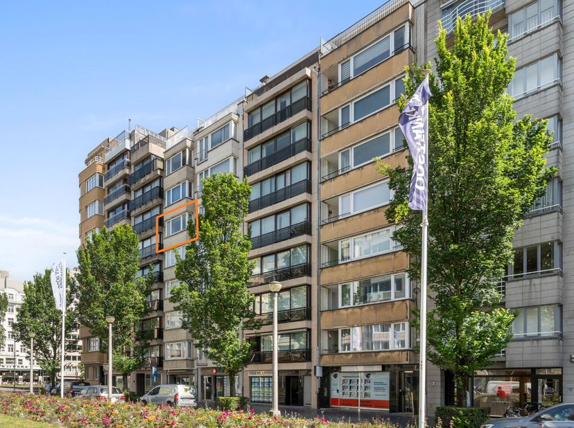 Residentie SUN VALLEY gelegen Leopold II Laan  Op te frissen appartement op de 5de verdieping (met lift) bestaande uit: hall met ingebouwde vestiairek