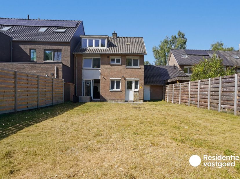 Deze ruime rijwoning is rustig gelegen in een aangename en kindvriendelijke woonwijk in Sint-Pieters, met verschillende speelpleintjes, scholen, winke