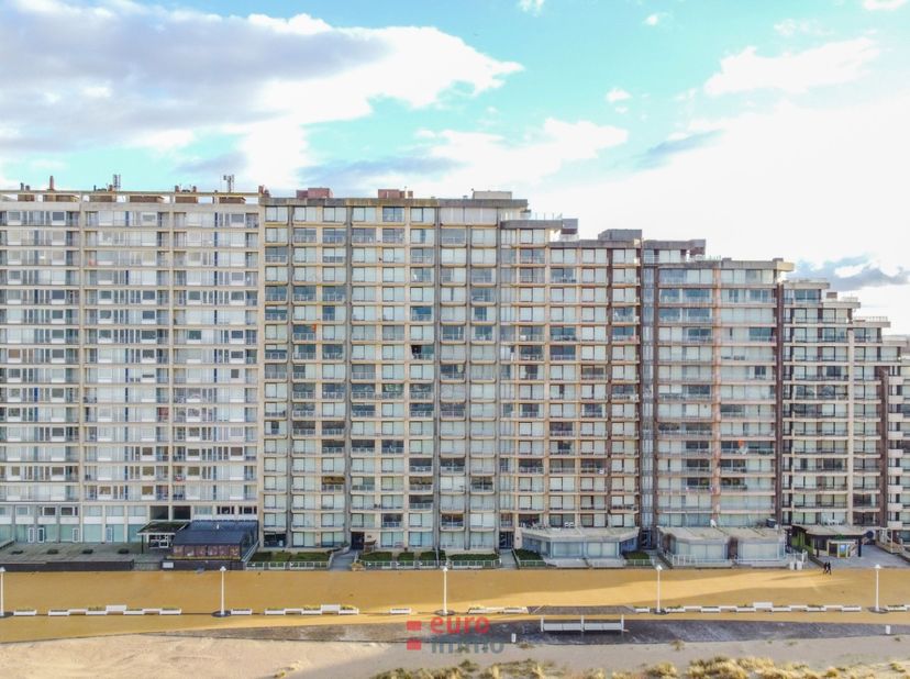 Dit formidabel pand biedt fenomenale, uitgestrekte zeezichten waardoor u zich bijna in de Noordzee zelf waant!<br />
<br />
De afwerkingsmaterialen bi
