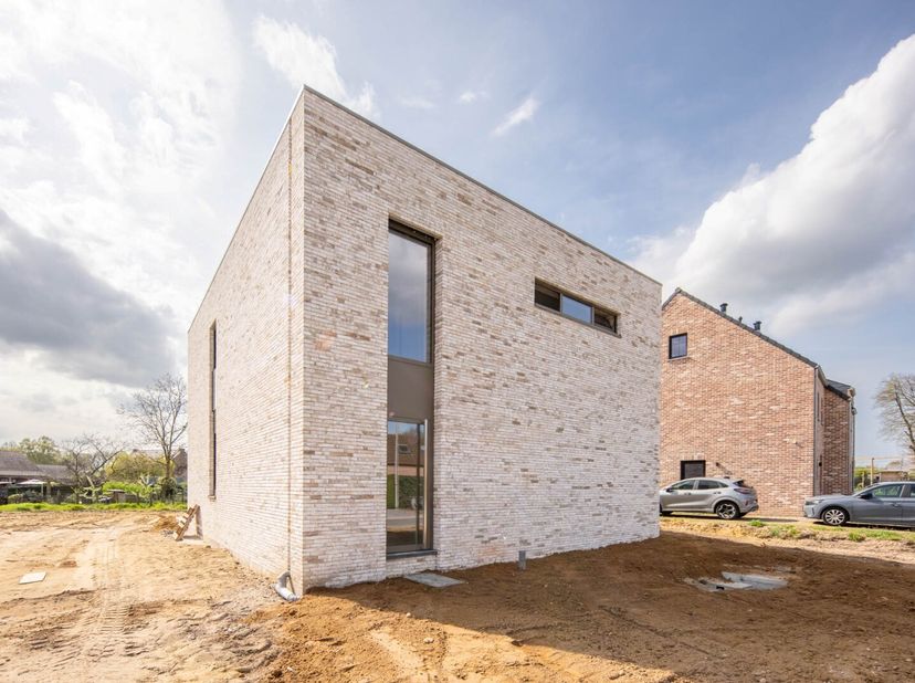 Deze vrijstaande BEN-woning (E-peil max 30) is gelegen op een rustige locatie te Louwel, een deelgemeente van Opglabbeek! De woning (woning 2 op inpla
