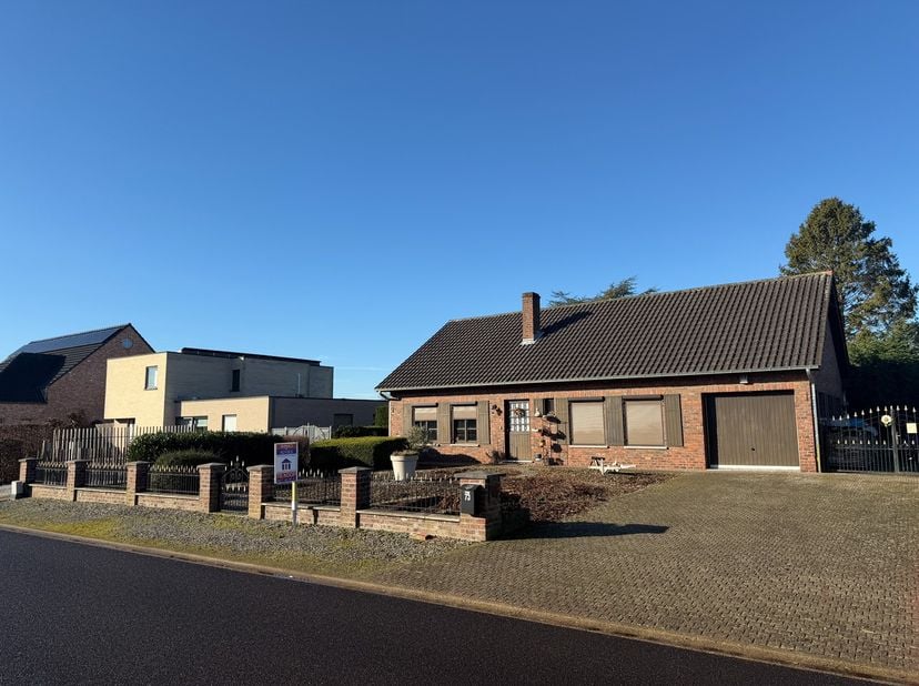 Zeer rustig gelegen woning met achterliggende weide, in totaal 21are 30ca groot met een straatbreedte van 21.30m.&amp;nbsp;<br />
Indeling : Inkomhal, zit