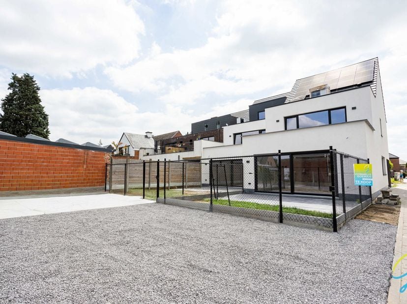 Te koop te Berlare!<br />
Bent u op zoek naar een energiezuinige en instapklare nieuwbouwwoning? Dan is deze moderne woning zeker een bezoek waard!<br