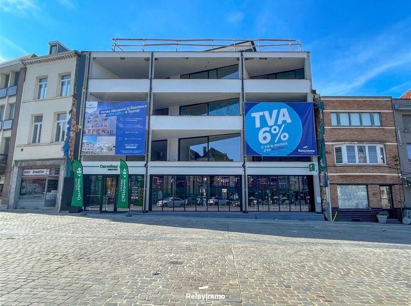 Appartement de 93,7 m2 situé au premier étage de la résidence "De Lille" avec deux chambres et terrasse de 10,3 m2.<br />
Hall d'entrée, wc séparé ave