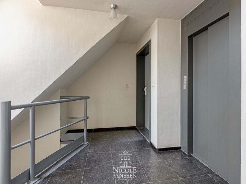 Dit zeer ruime appartement met maar liefst 176m² bruikbare woonoppervlakte werd recent helemaal opgefrist.  Men kan volledig leven op de eerste etage