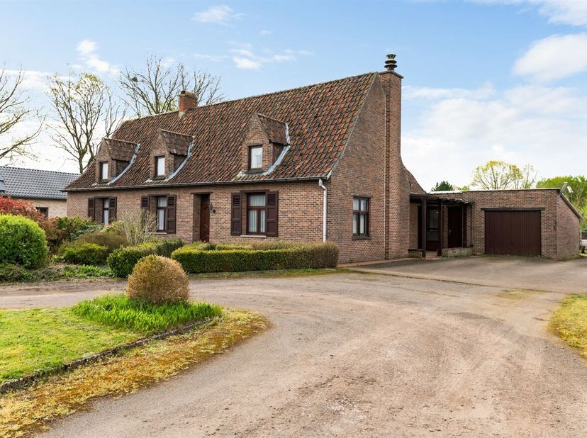 Openhuizendag op zaterdag 13 juni van 17u00 - 18u00<br />
De woning bevindt zich in een rustige en aangename straat met een vlotte bereikbaarheid naar