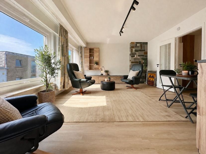 Op een bijzonder gunstige locatie, vlakbij de Markt en het strand, bevindt zich dit aangename, volledig gerenoveerde appartement. Het beschikt over ee