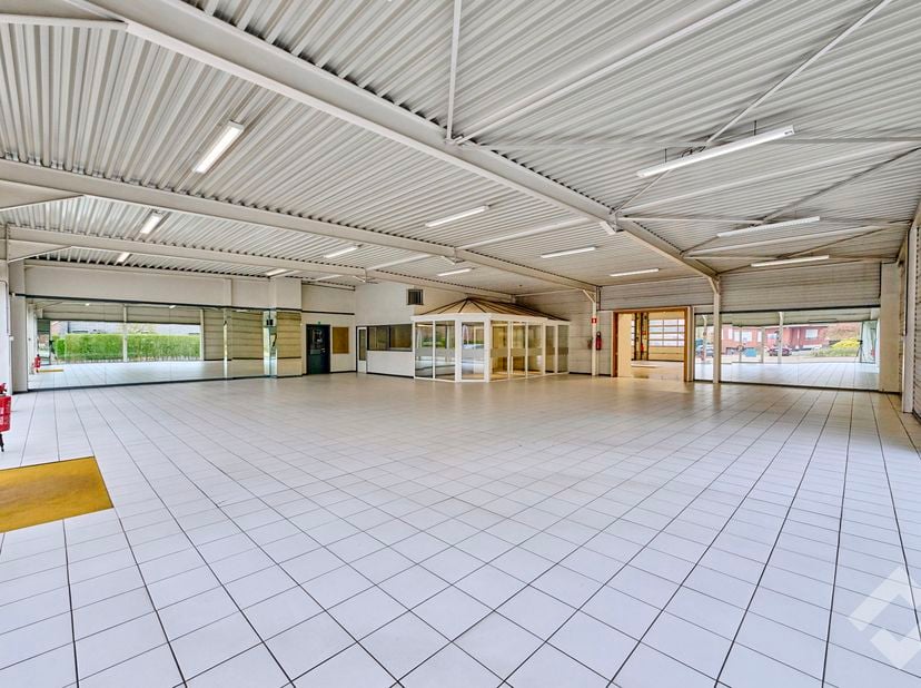 Zeer commercieel gelegen showroom met werk/opslagplaats en twee te renoveren appartementen te koop in Mol. Deze bevindt zich aan de Gompelbaan, een dr